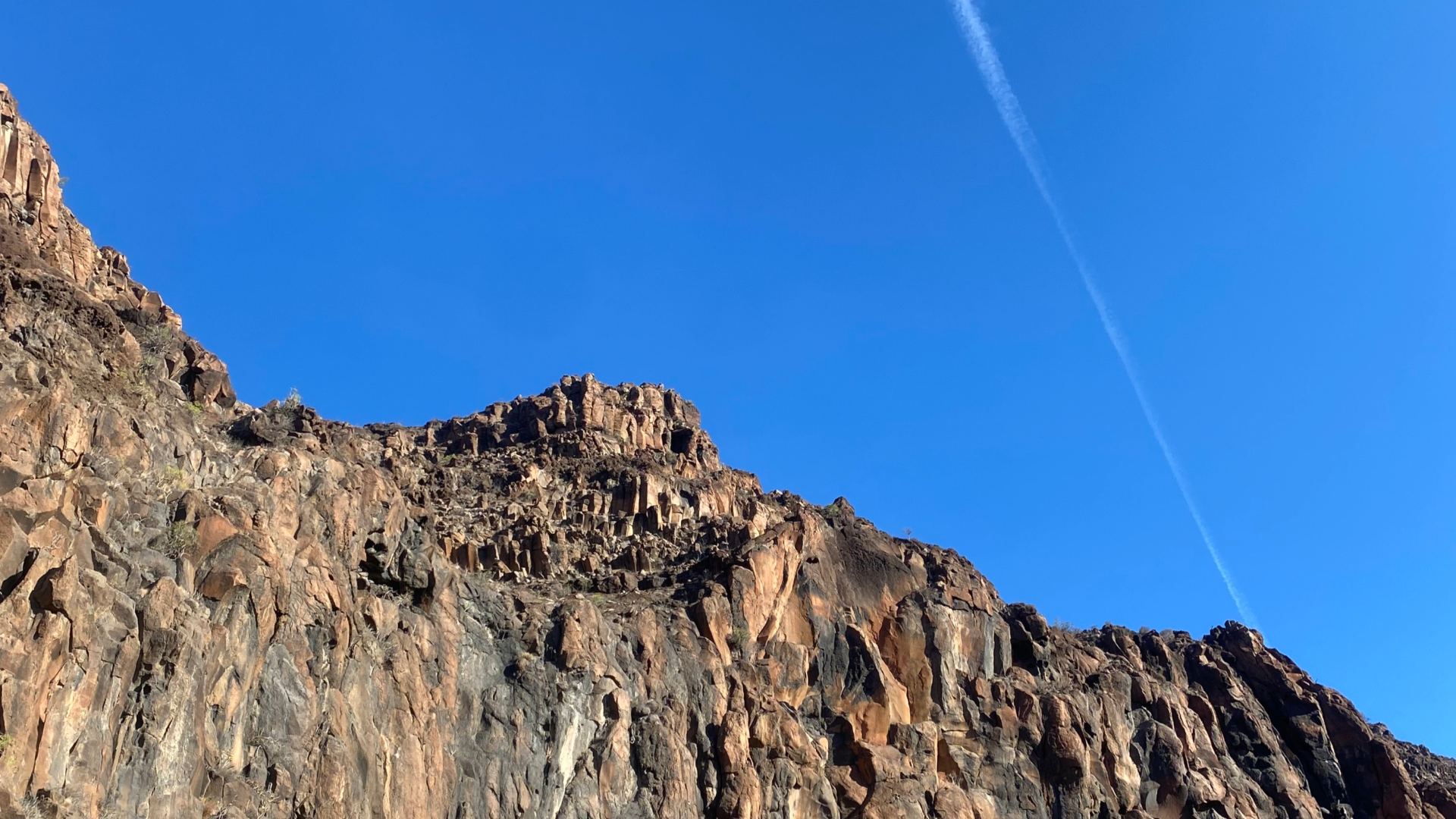 montagne la gomera depuis valle gran rey. ciel bleu