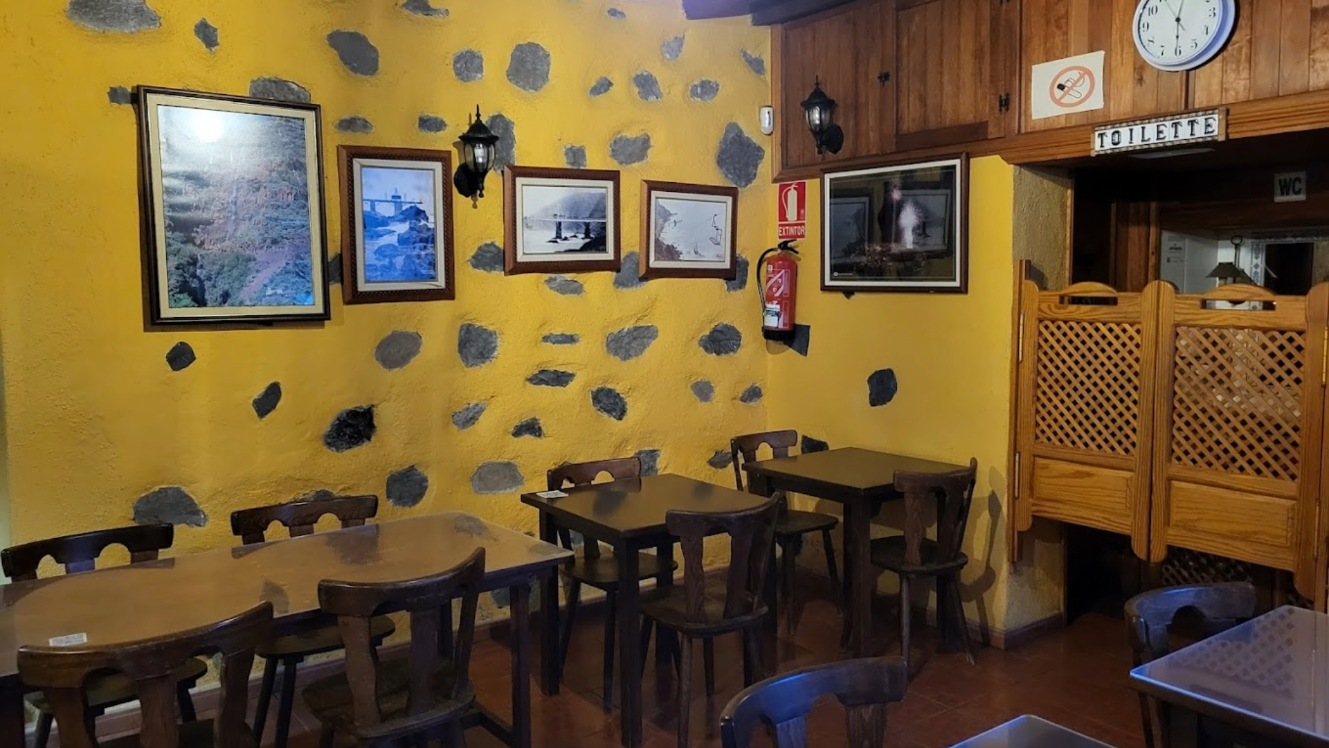 intérieur du restaurant la vieja escuela à Agulo à La Gomera 