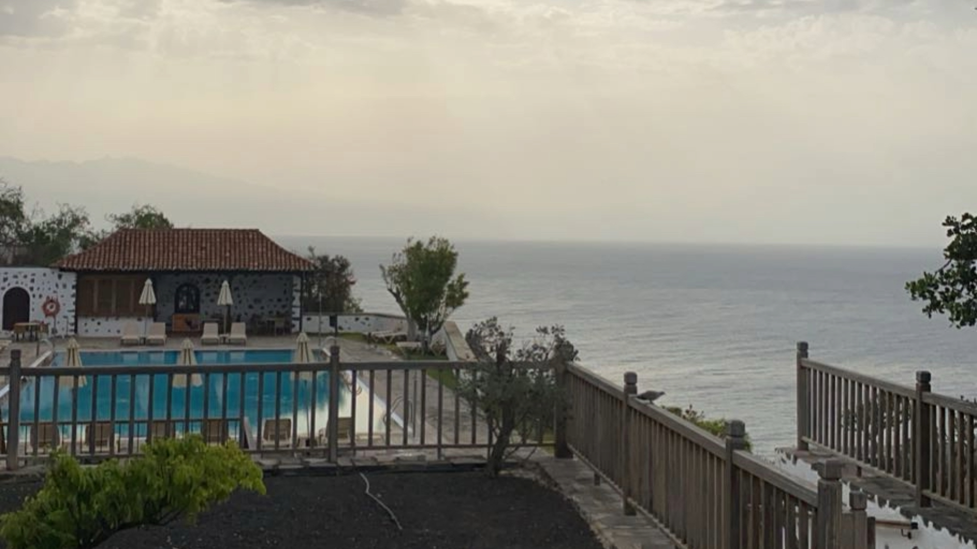 La piscine de l'hotel parador à San sebastian de la Gomera avec vue sur la mer