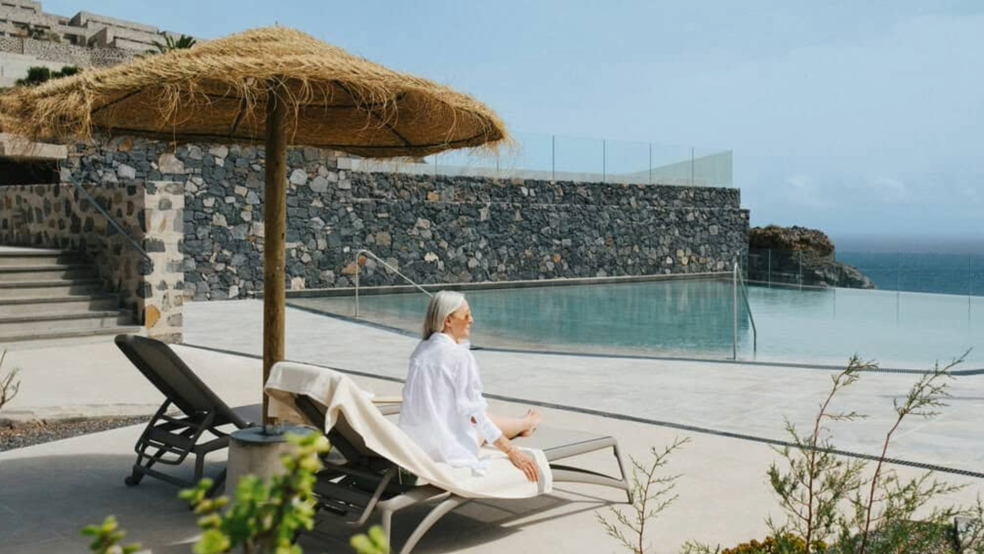 piscine, chaises longues, et parasol à Bancal Hotel à San sebastian de la Gomera