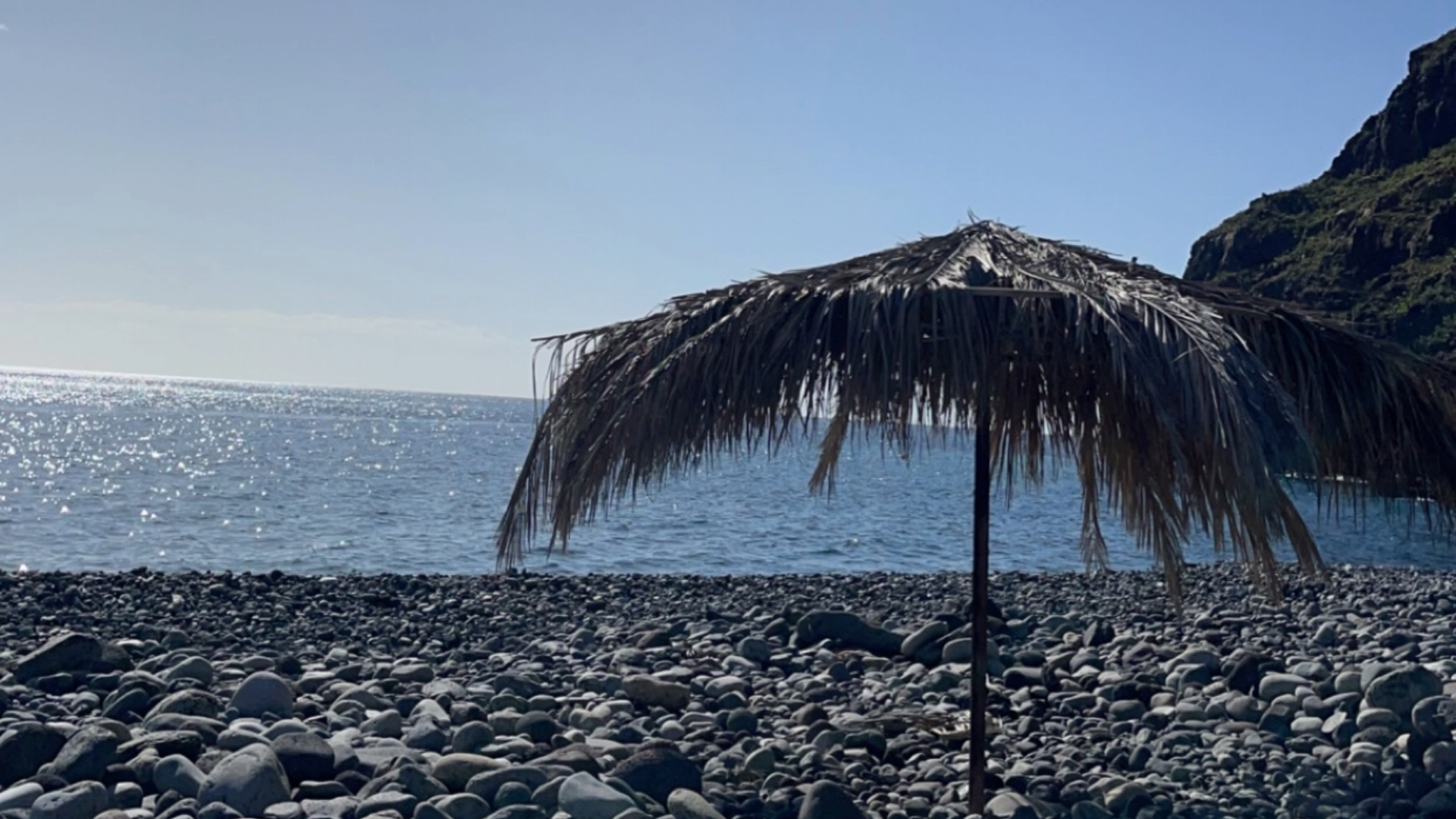 plage d'El Cabrito avec un parasol à San Sebastian de La Gomera 