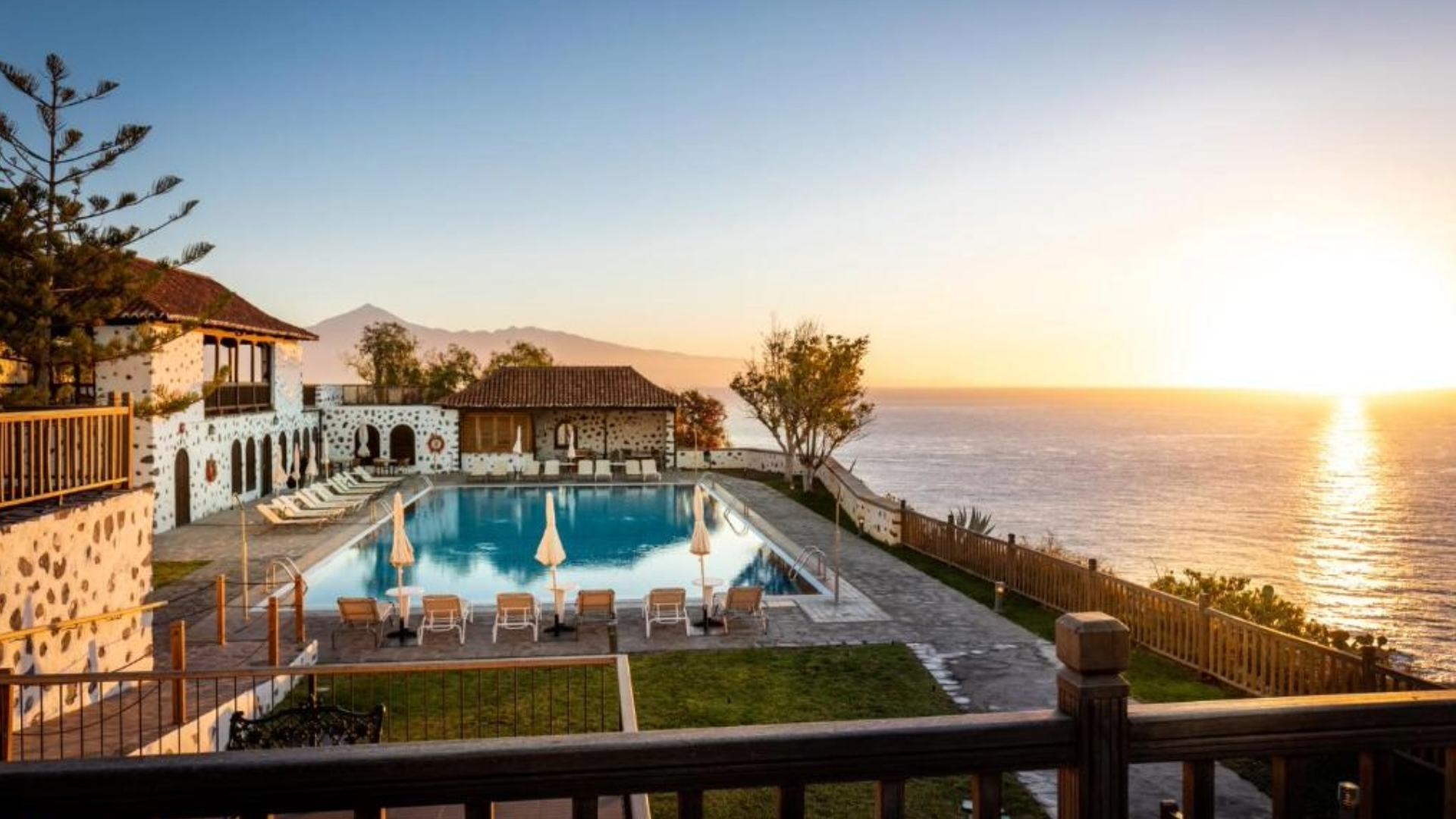 Piscine extérieur de l'hotel parador de san sebastian de la gomera