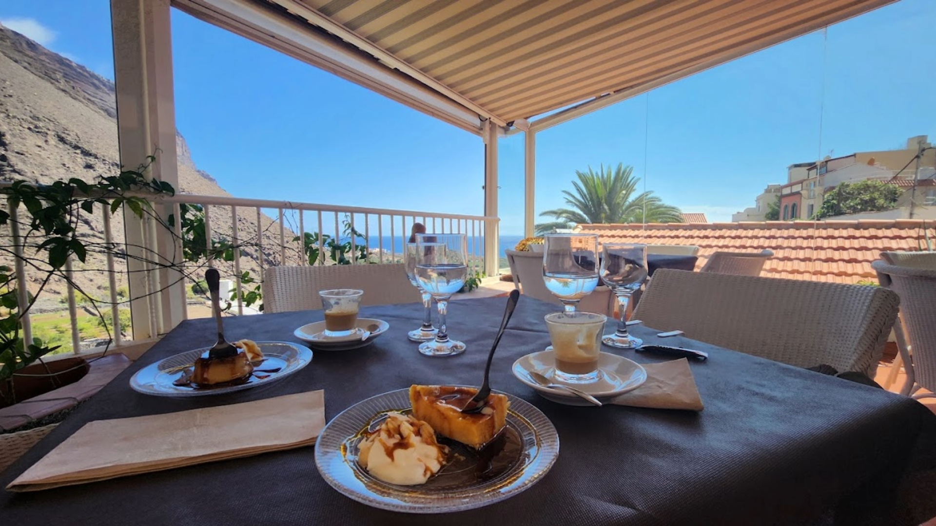 Table avec deux flans et deux cafés au restaurant du Mirador de La Gomera