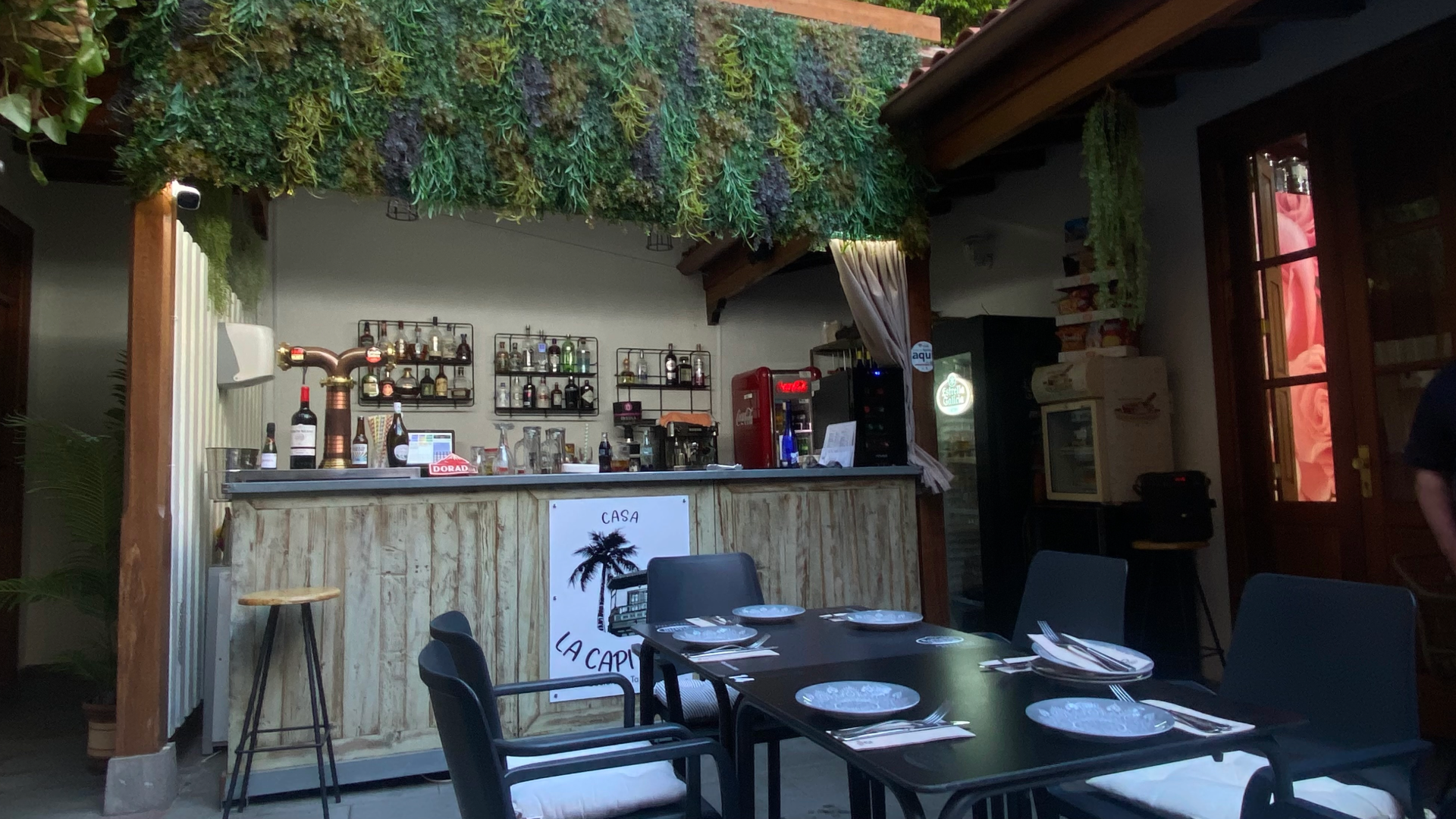 bar et tables dans la Cour intérieur de la Casa La Capitana à San Sebastian de La Gomera